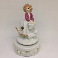 Фарфоровая музыкальная статуэтка 